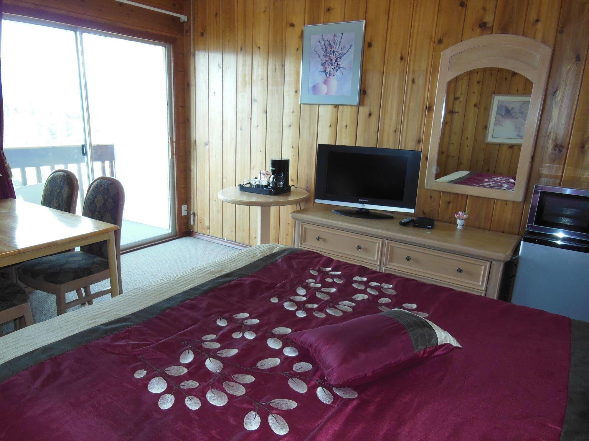 Motel Bo Radium Radium Hot Springs Zewnętrze zdjęcie